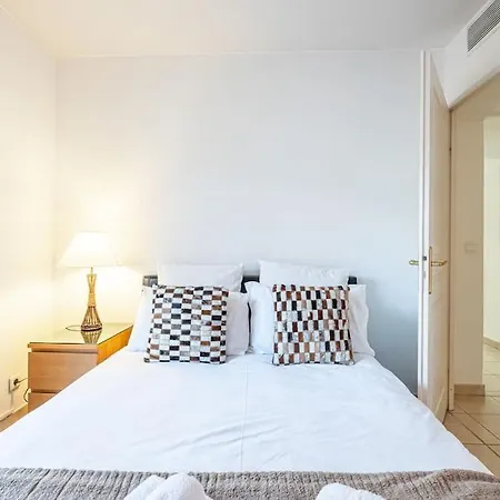 Central And Stylish 2 Bed Apt With Parking *