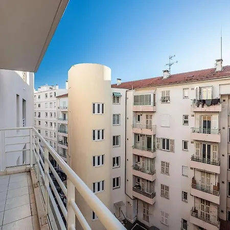 Central And Stylish 2 Bed Apt With Parking * Antibes