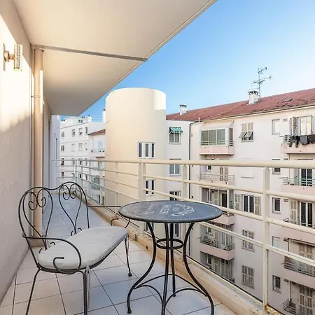 Central And Stylish 2 Bed Apt With Parking