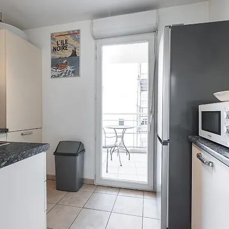 Central And Stylish 2 Bed Apt With Parking *