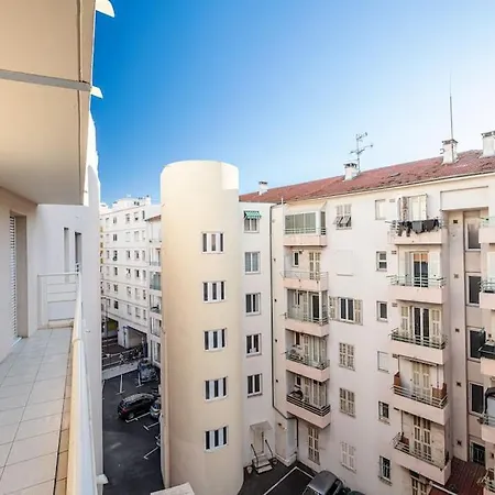Central And Stylish 2 Bed Apt With Parking *