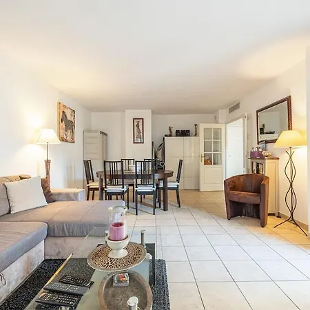 Central And Stylish 2 Bed Apt With Parking Antibes