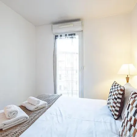 Central And Stylish 2 Bed Apt With Parking
