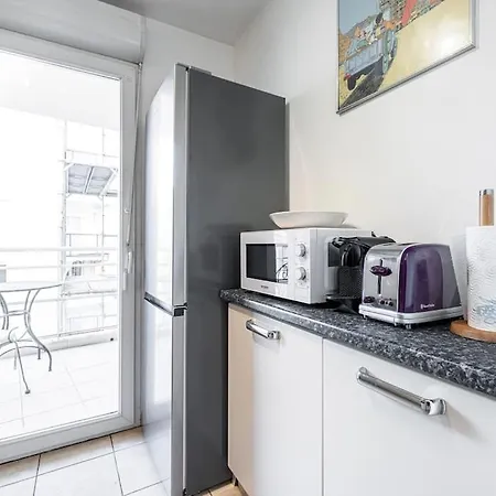 Central And Stylish 2 Bed Apt With Parking