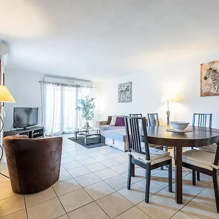 Appartement Central And Stylish 2 Bed Apt With Parking